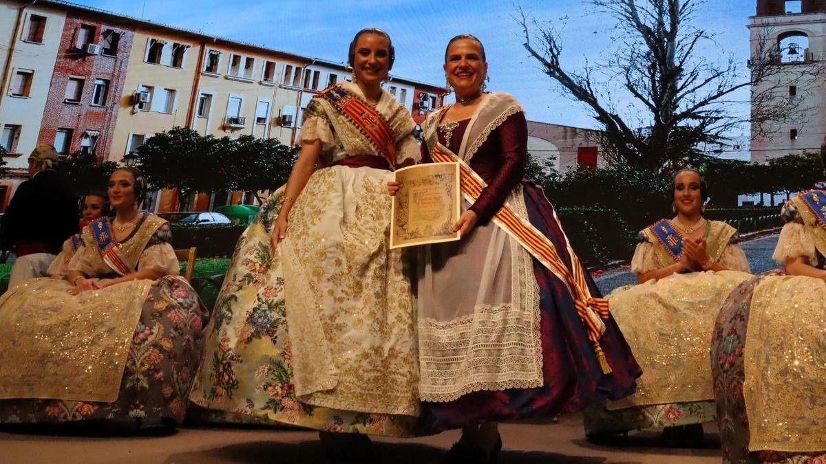 María Estela entregó el &quot;bunyol&quot; a Pilar Berrnabé