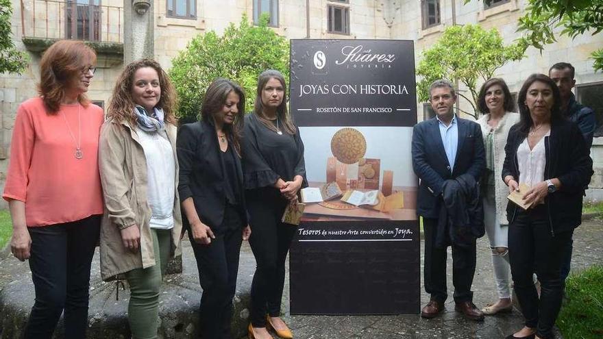 Presentación, ayer en el claustro del convento de San Francisco, de &quot;Joyas con Historia&quot;. // Rafa Vázquez