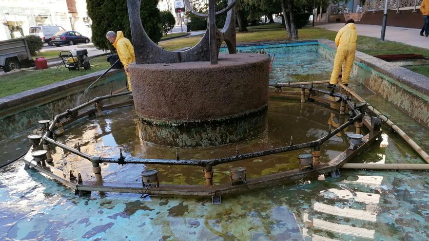 Limpieza de la fuente de Eduardo Barrón de Zamora.