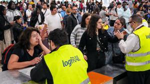 Caos en la estación de Sants tras la paralización del tráfico de Rodalies debido a un robo de cobre