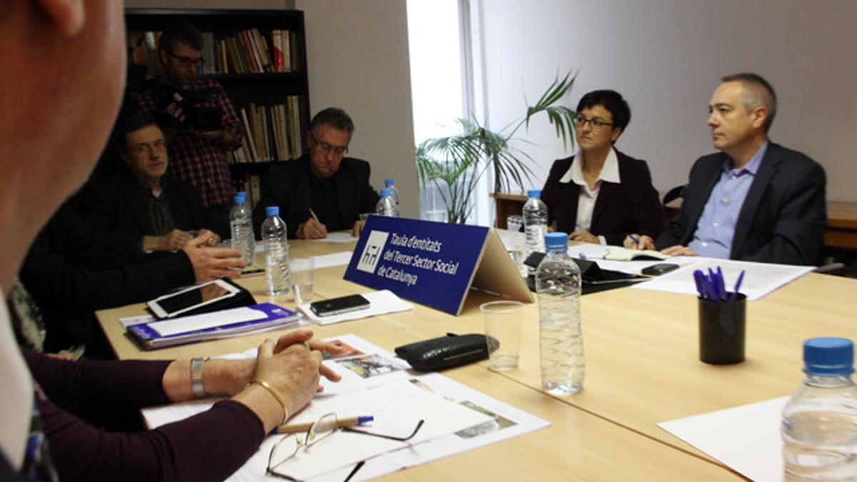 Pere Navarro (derecha), este viernes, durante su reunión con la Taula del Tercer Sector Social de Catalunya.