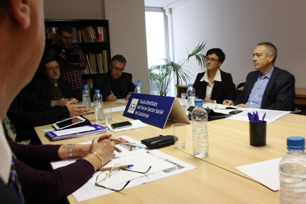 Pere Navarro (dreta), aquest divendres, durant la seva reunió amb la Taula del Tercer Sector Social de Catalunya. Pere Navarro (dreta), aquest divendres, durant la seva reunió amb la Taula del Tercer Sector Social de Catalunya.