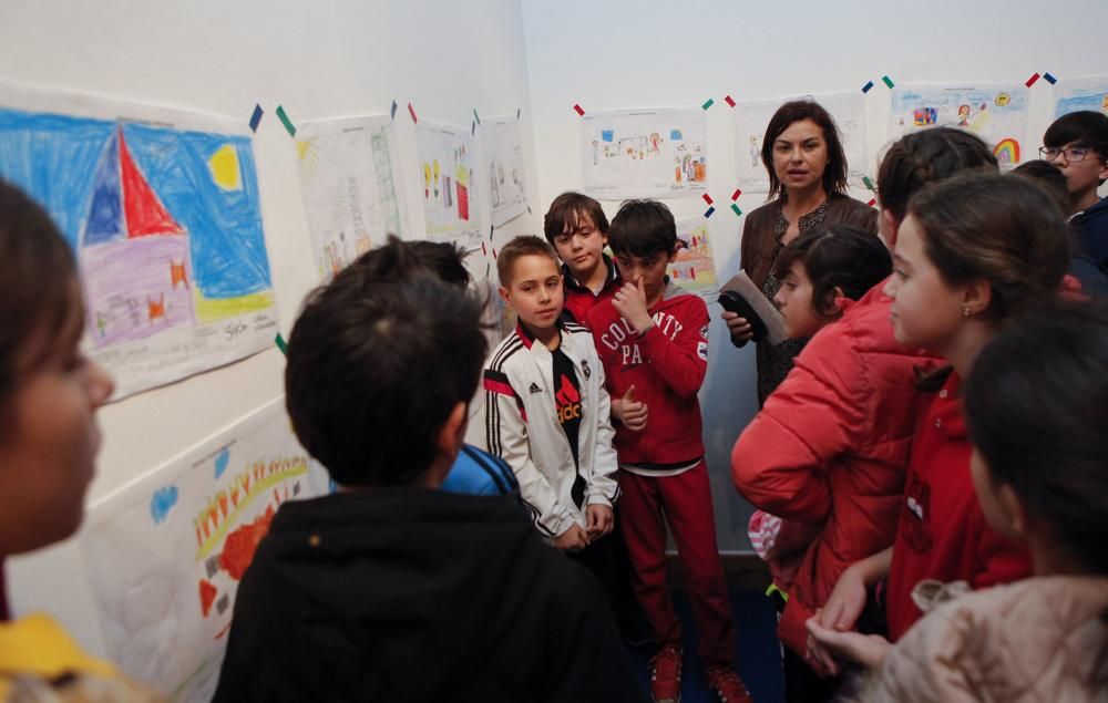 Presentación de la exposición de dibujos del proyecto "Creando talento innovador", con la concejala Montserrat López en el Antiguo Instituto