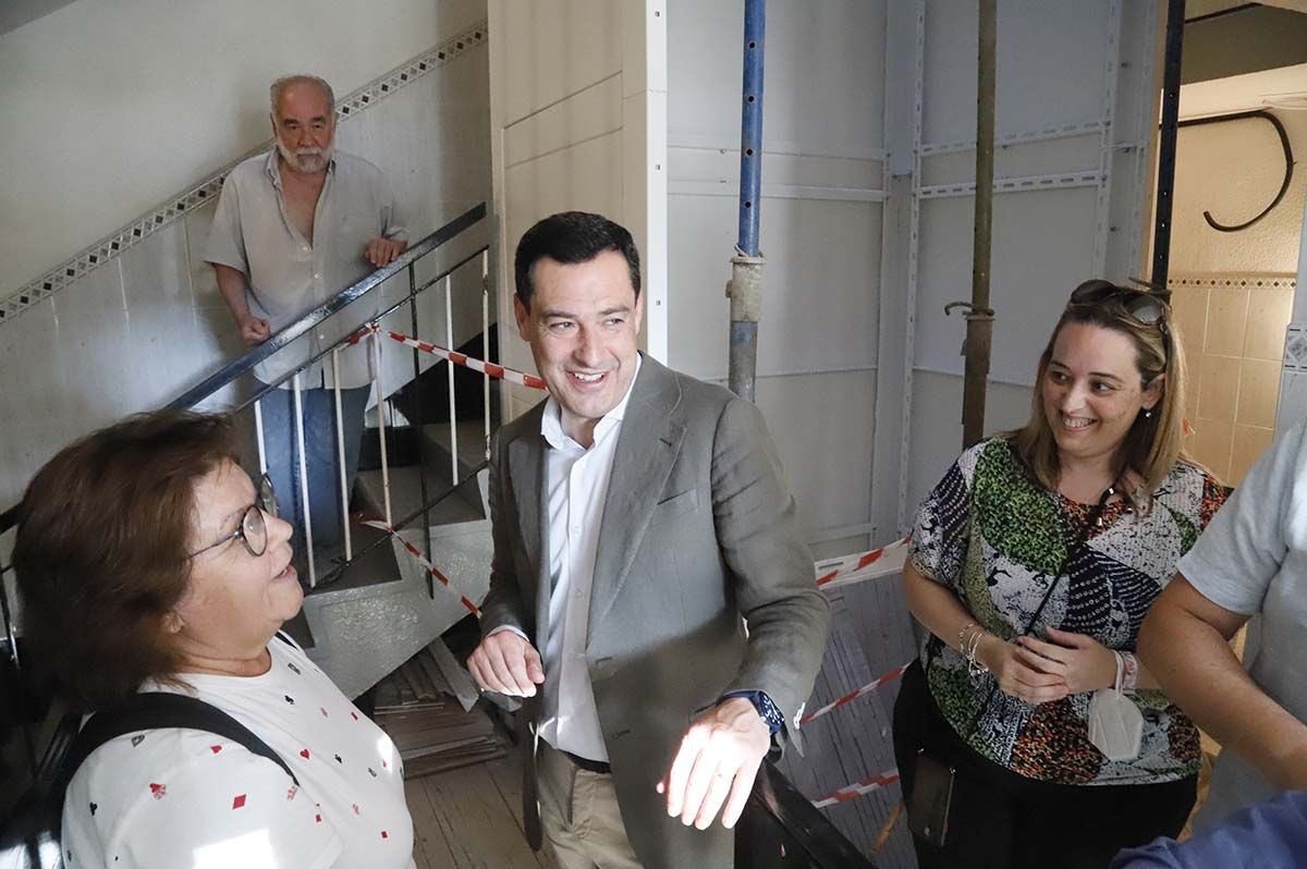 Juanma Moreno visita la Fuensanta para ver el estado de las obras de los ascensores del barrio (2).JPG