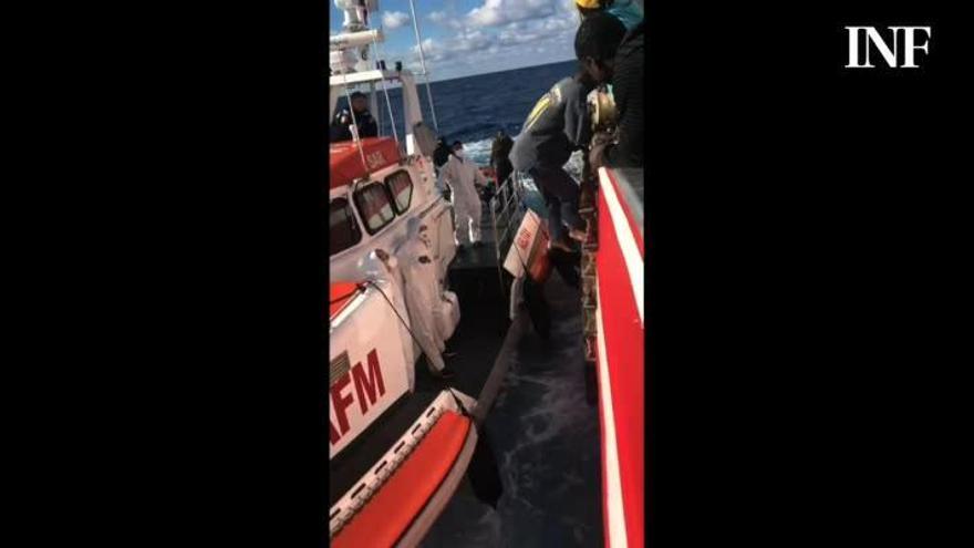 Los 11 inmigrantes del Madre Loreto desembarcan en Malta