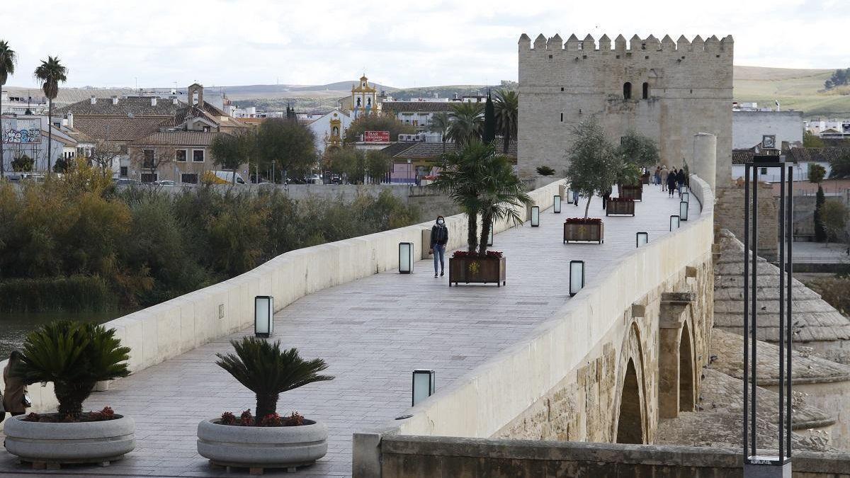 Vista del Puente Romano de Córdoba al amanecer.