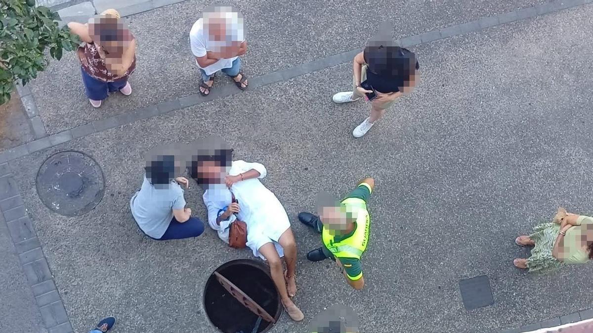 Una mujer sufre una aparatosa caída al pisar una alcantarilla en Plasencia y abre el debate sobre el estado de las vías