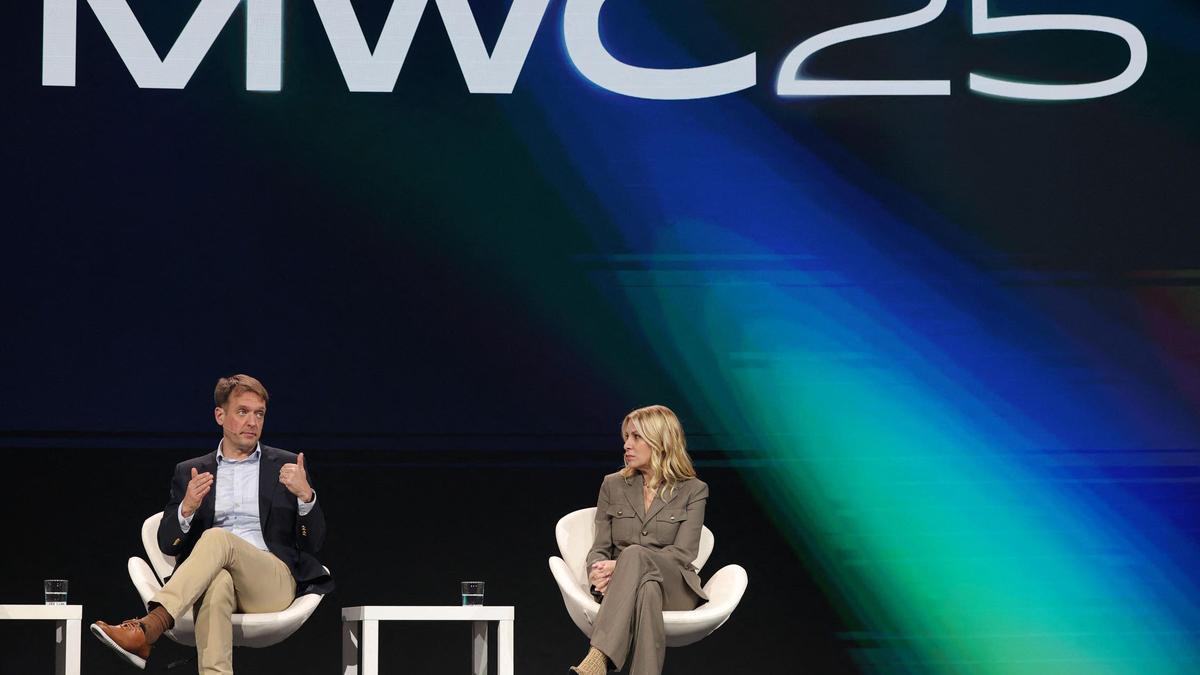 Nicholas Johnston, editor de Axios, y Jessica Sibley, directora ejecutiva de la revista TIME, en el MWC 2025.