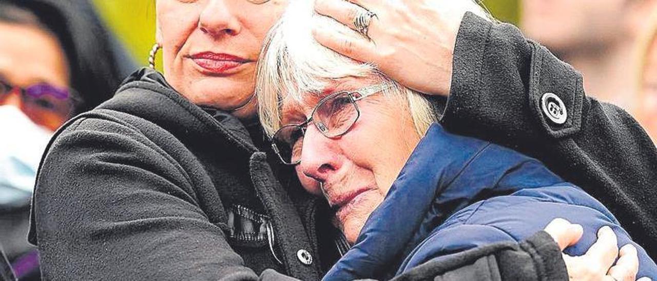 Dos mujeres lloran durante el funeral de la reina Isabel II.