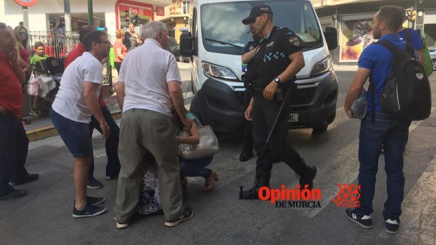 Una mujer resulta herida al ser atropellada por una furgoneta