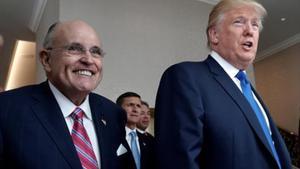 Rudolph Giuliani, exalcalde de Nueva York, con el presidente Donald Trump, en una imagen del 2016.