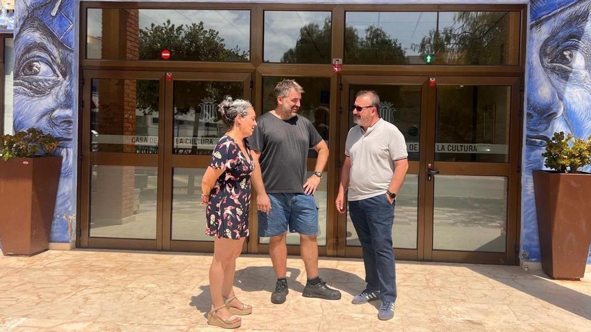 Concejales de Compromís y PSOE, en la casa de la cultura, el día que vencía el plazo para que se celebrara el pleno solicitado.