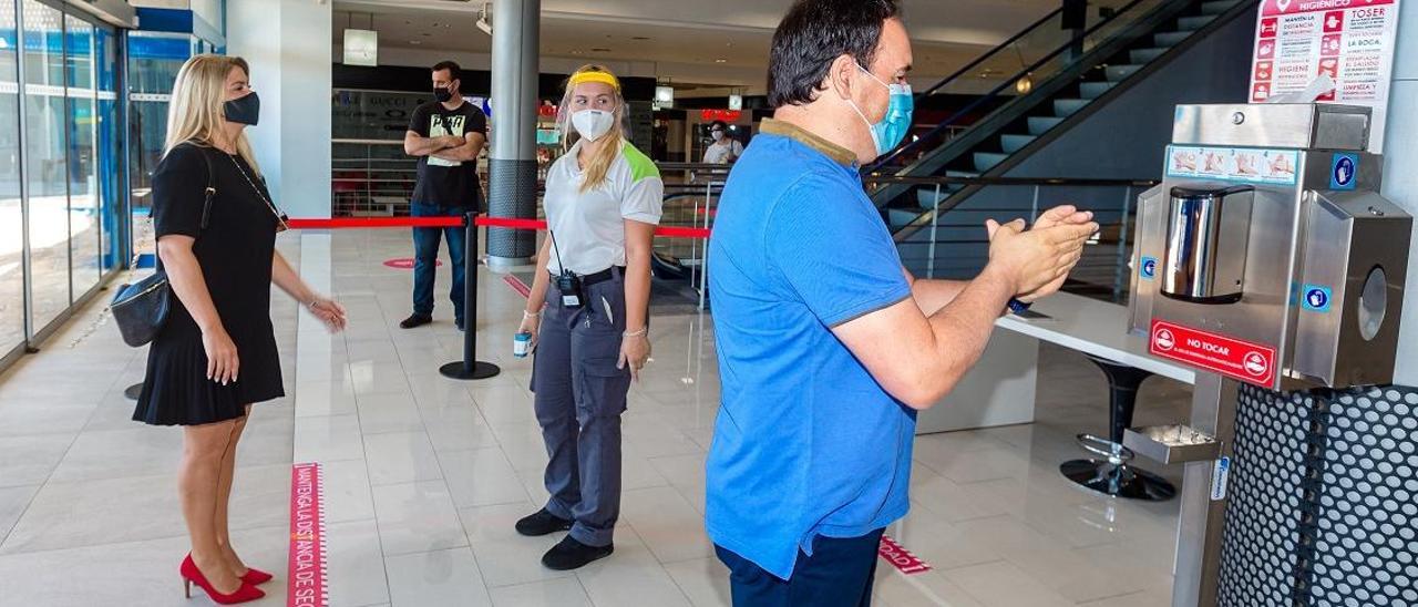 El alcalde de Finestrat y la concejala de Empresa en su visita all Centro Comercial La Marina