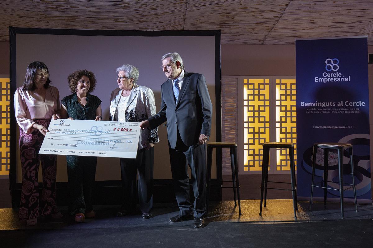 Un moment de l'entrega del xec de la recaptació del sopar solidari