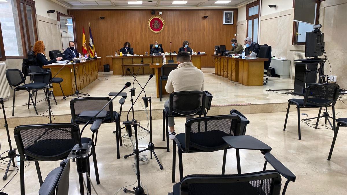 El acusado por agresión sexual y un delito de lesiones durante el juicio en la Sección Primera de la Audiencia Provincial de Palma.