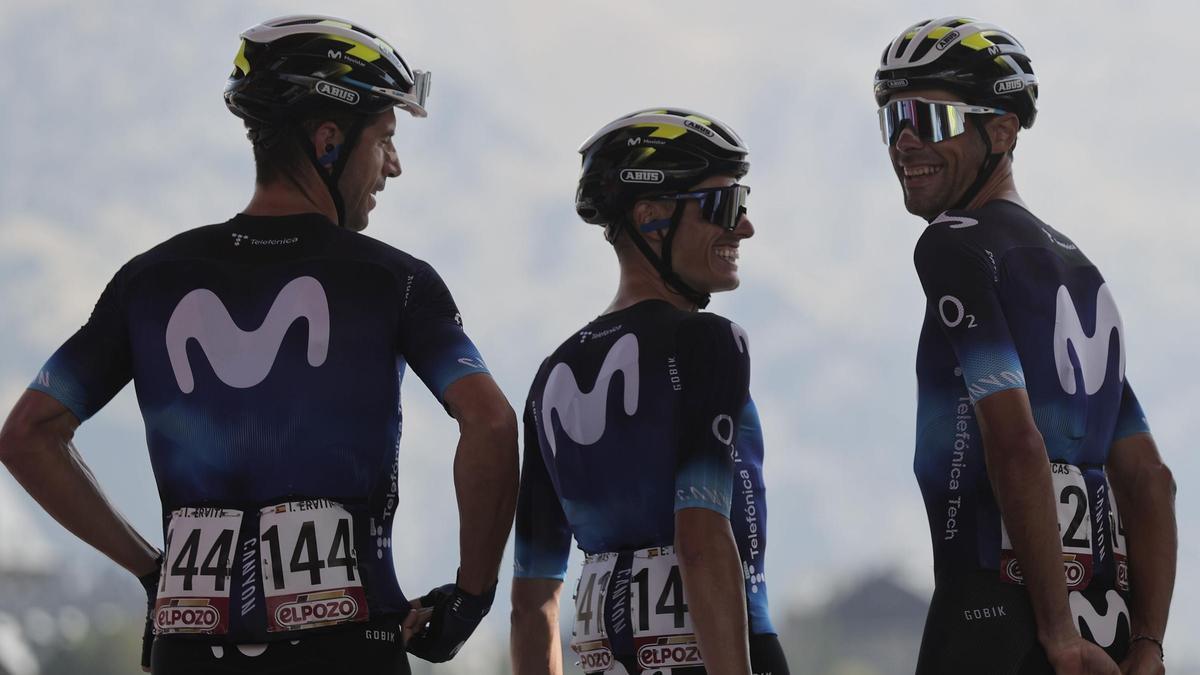 Imanol Erviti, Enric Mas y Jorge Arcas, durante la Vuelta a España.