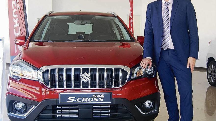 El responsable del nuevo concesionario, Jorge Ramos, junto al S-Cross, uno de los modelos Suzuki.