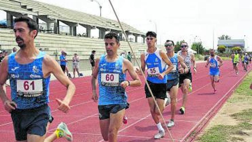 Angel A. Nieto, encabezando la milla de la categoría absoluta.