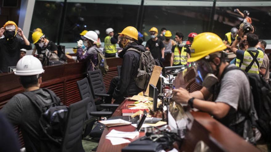 Manifestantes toman el Parlamento de Hong Kong en plena oleada de protestas