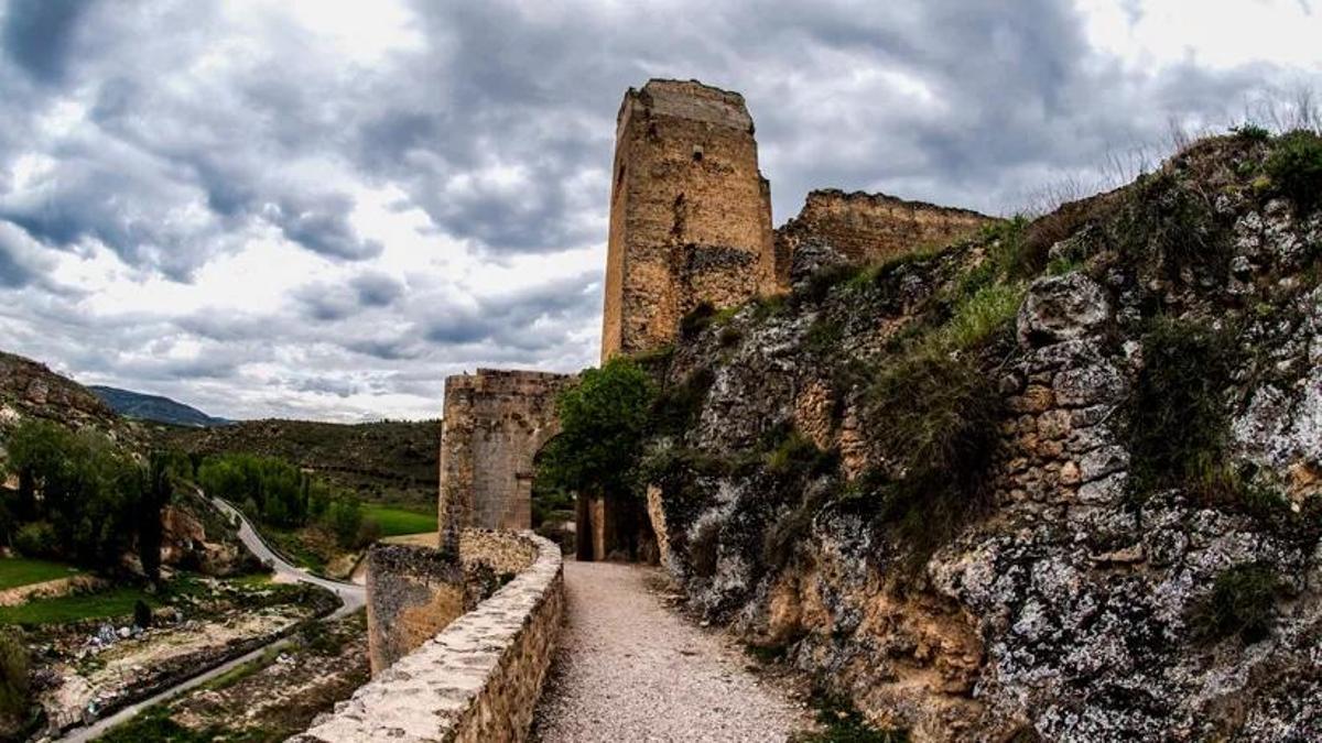 El castillo divide su espacio en dos zonas, una eclesiástica y otra militar, y despliega unas murallas en zigzag, algo habitual en muchas fortalezas vinculadas a órdenes militares en Castilla-La Mancha