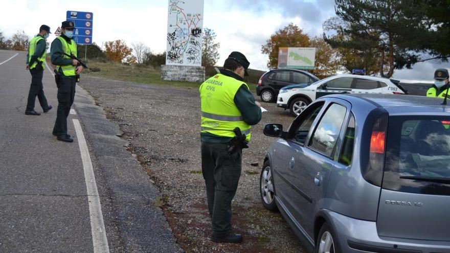 Control de la Guardia Civil en la frontera de Castilla y León con Portugal.