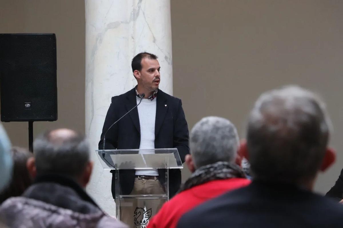 Iñaki Pérez Rico interviniendo en un acto público por la Memoria Histórica.