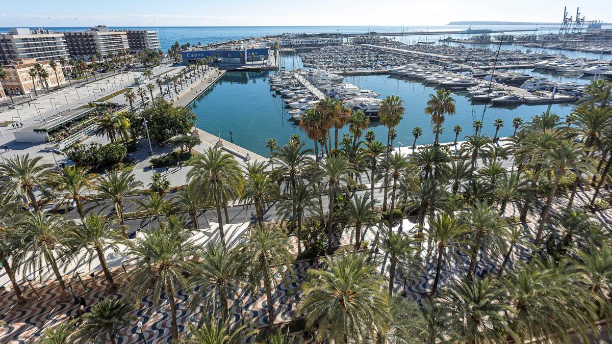 Panorámica del puerto de Alicante, que avanza hacia su transformación digital.