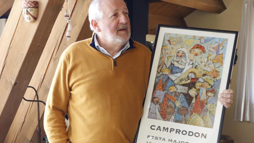 Joaquim Ros és un veí de Camprodon que mostra un cartell de Surroca