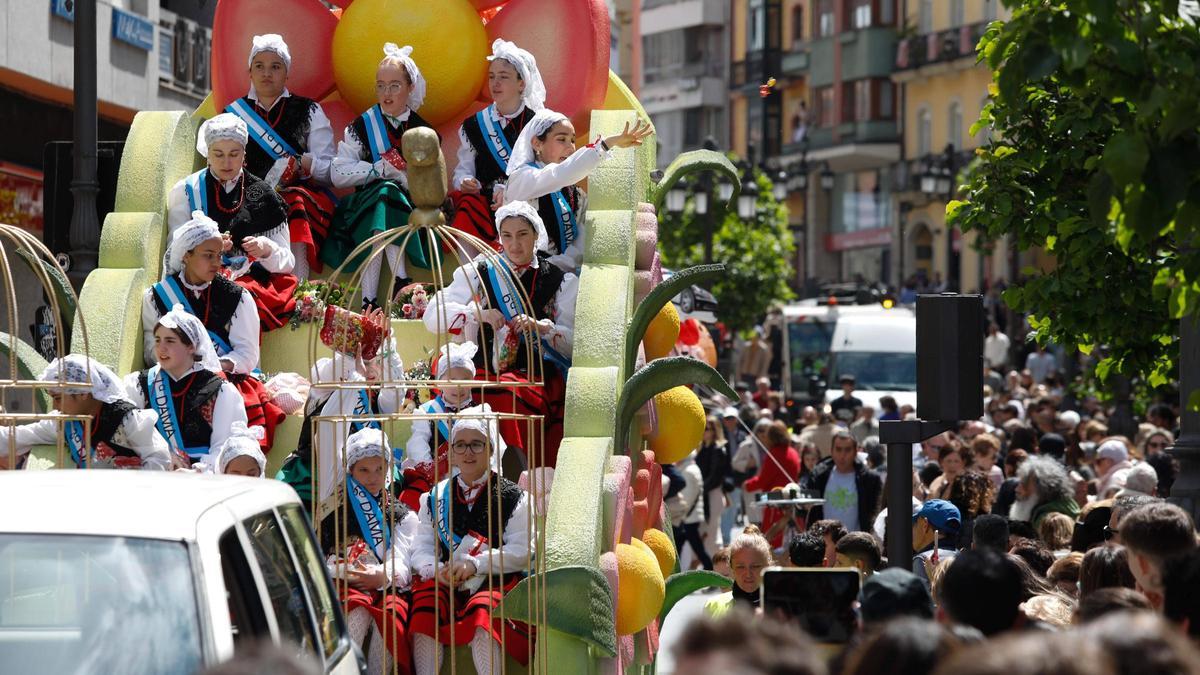 EN IMÁGENES: El multitudinario desfile de carrozas de El Bollo en Avilés