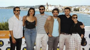 (I-D) Los actores José María Yazpik, Berta Vázquez y Francisco Ortiz, el escritor Manel Loureiro, el director Carles Torrens y la actriz Amalia Gómez posan en el photocall de la película ‘Apocalipsis Z. El principio del fin’, en el Festival de Sitges 2024, a 5 de octubre de 2024, en Sitges, Barcelona, Catalunya (España). La película cuenta la historia de Manel, que comienza un viaje de supervivencia con su gato después de que una enfermedad que transforma a la gente en criaturas agresivas se extienda por el planeta. El Sitges Festival Internacional de Cinema Fantàstic de Catalunya es un punto de encuentro, exhibición, presentación y proyección del cine fantástico internacional. Se celebra de manera anual tras su creación en 1968. La 57ª edición tiene lugar desde el 3 hasta el 13 de octubre. 05 OCTUBRE 2024;CINE;INTERNACIONAL;FESTIVAL;PHOTOCALL;POSADO;FAMOSOS Kike Rincón / Europa Press 05/10/2024. BERTA VÁZQUEZ;CARLES TORRENS;FRANCISCO ORTIZ;JOSE MARIA YAZPIK;MANEL LOUREIRO;Kike Rincón