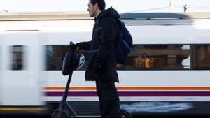 «Bici o cotxe»: plans B d’usuaris del patinet en el transport públic