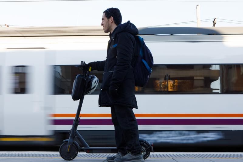 31.1.2023 - MONTCADA I REIXACH - estación de tren - Sergio Cuevas con su patinete electrico - foto Anna Mas