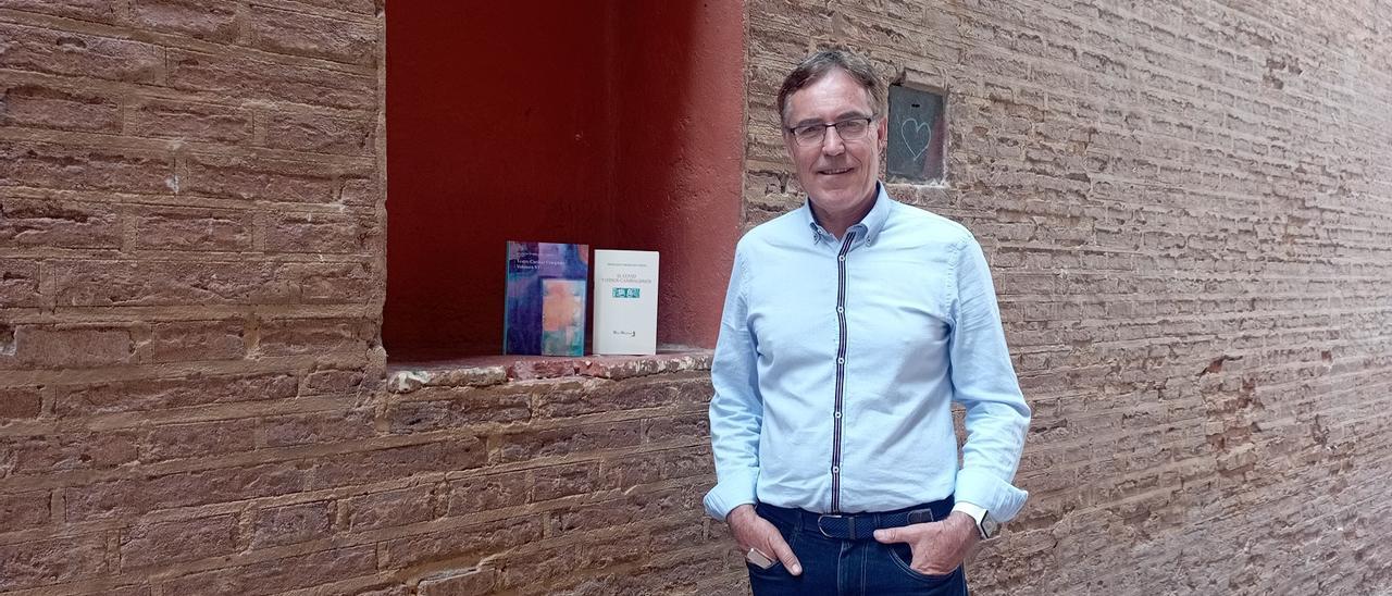 Francisco Morales Lomas, con sus dos últimos volúmenes de Teatro Caníbal, esta semana en Málaga.