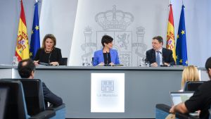 (I-D) La vicepresidenta tercera y ministra para la Transición Ecológica y el Reto Demográfico, Teresa Ribera; la ministra Portavoz, Isabel Rodríguez y el ministro de Agricultura, Pesca y Alimentación, Luis Planas, durante una rueda de prensa posterior a l