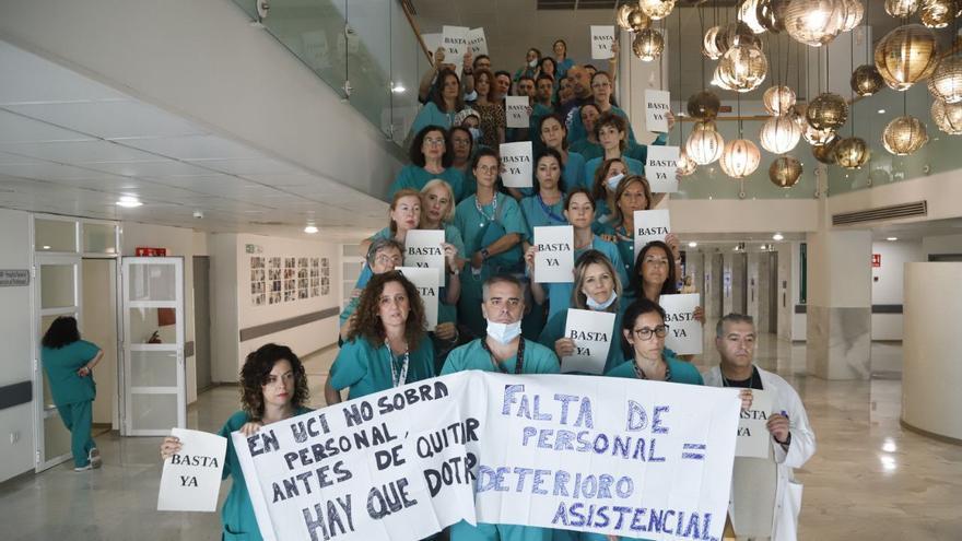 El personal de la UCI del hospital Reina Sofía protesta por la falta de personal en el servicio