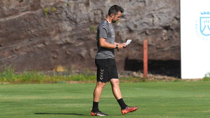 López Garai repasa sus notas antes del entrenamiento de ayer.