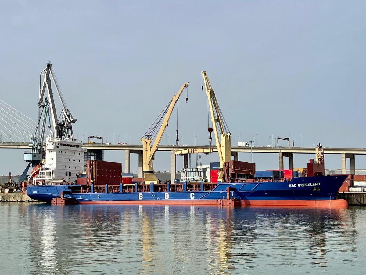 Un barco de mercancías en un puerto.
