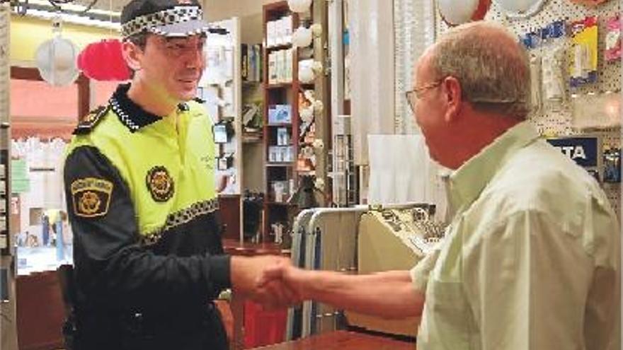 Un policía de barrio trabajando con los comerciantes.