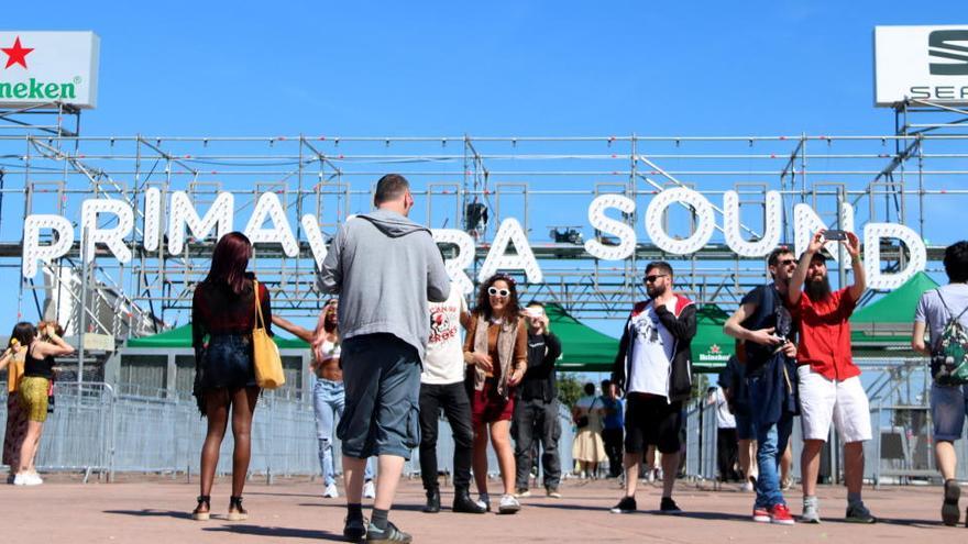 Entrada del festival Primavera Sound, amb els primers assistents, el 30 de maig del 2019