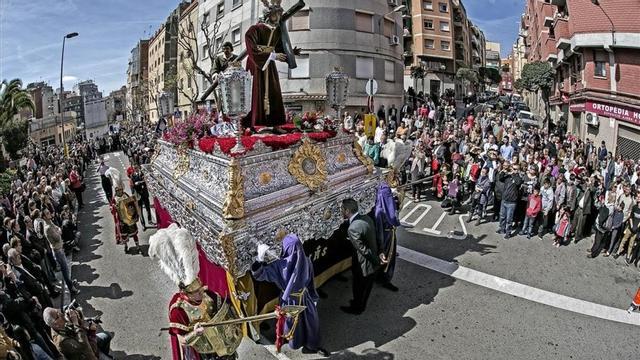Procesión de Viernes Santo de la cofradía 15+1 por las calles de L'Hospitalet, el año pasado.