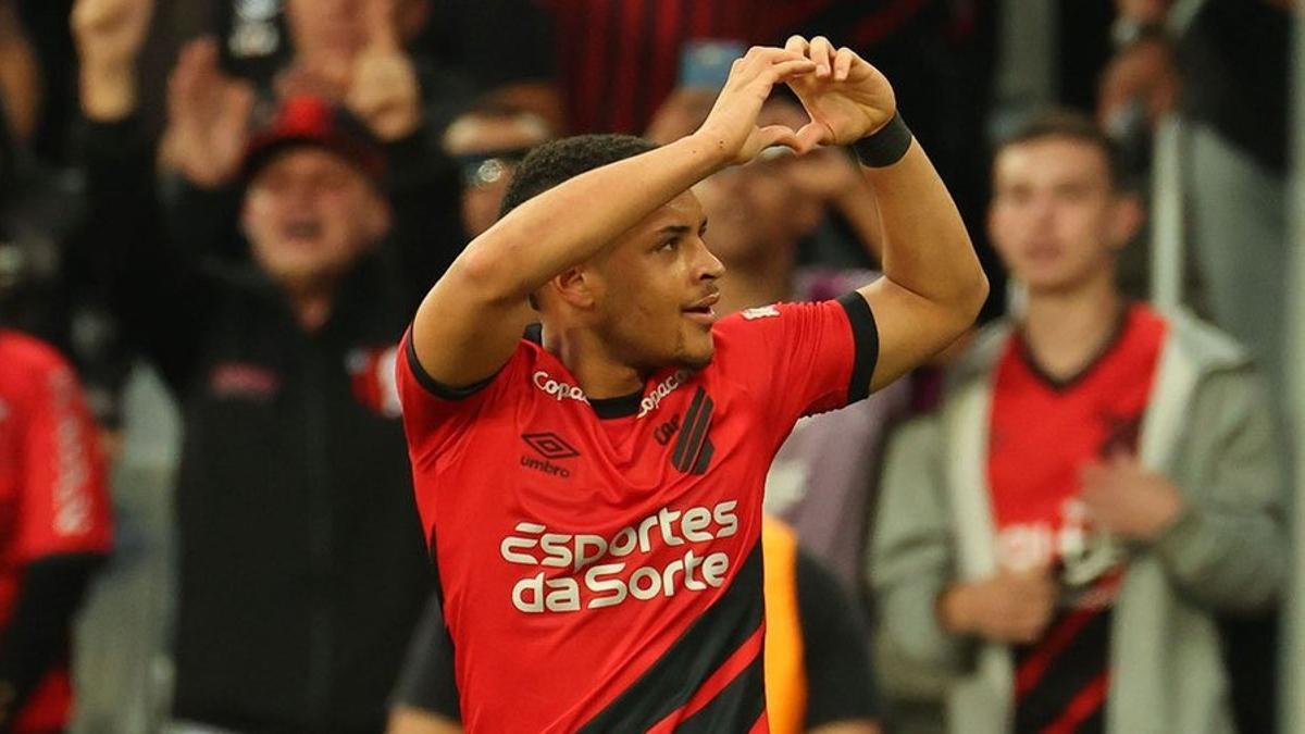 Vitor Roque celebra un gol con el Atlético Paranaense.