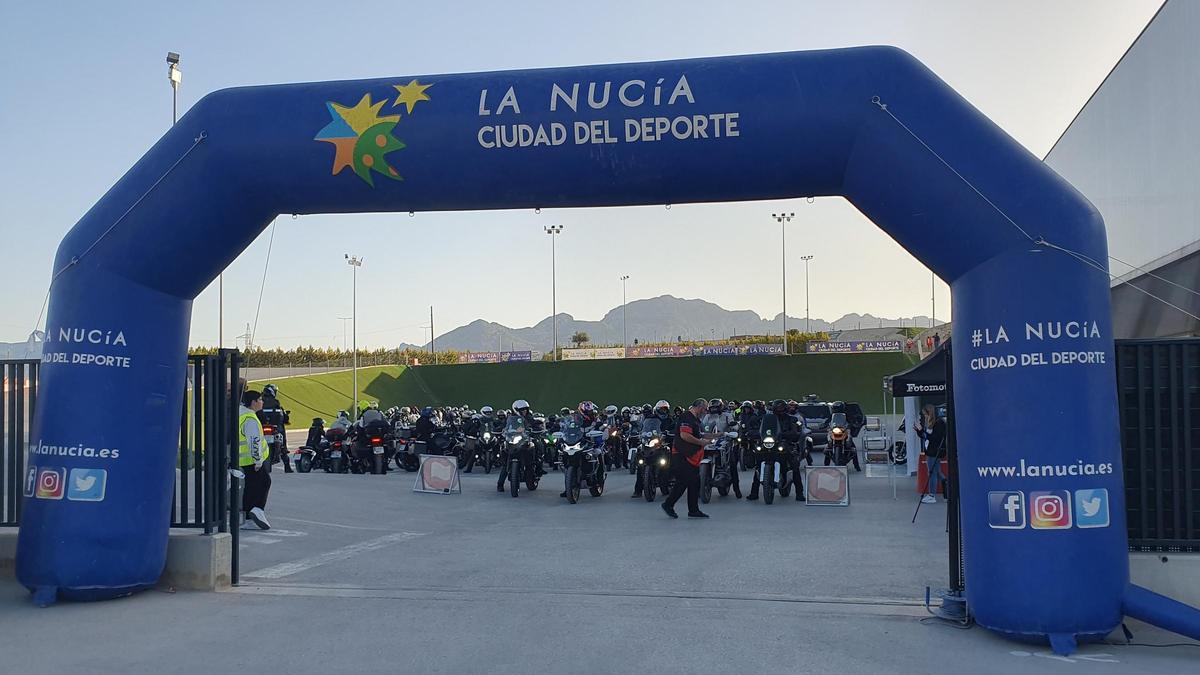 Los participantes esperan al inicio del recorrido del año pasado.