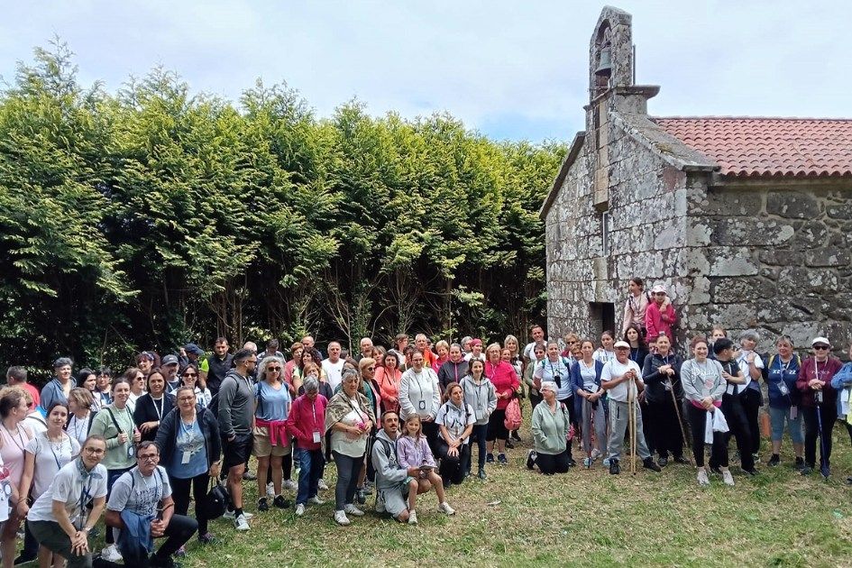 Participantes en la ruta por la Vía Mariana luso-galaica, a su paso por Valga.