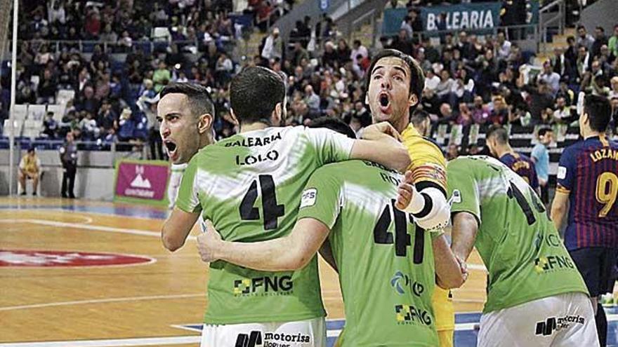 Los jugadores del Palma Futsal celebran uno de los goles marcados al Barcelona.