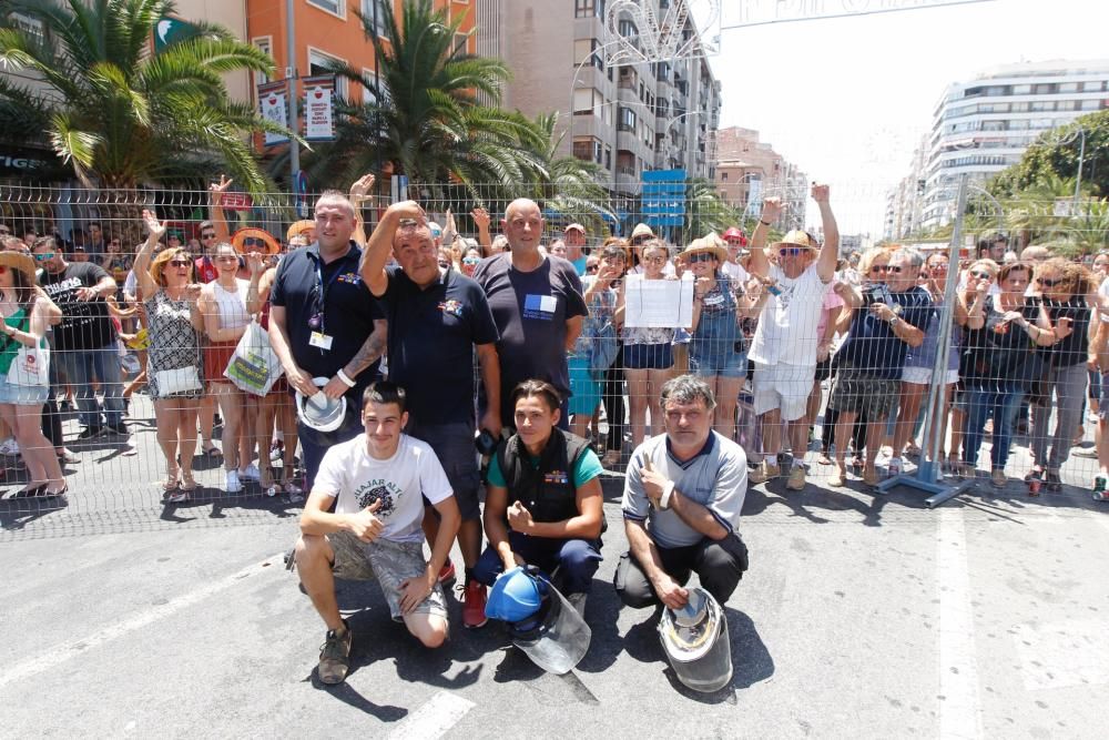 Imágenes del ambiente en la quinta mascletà de Hogueras