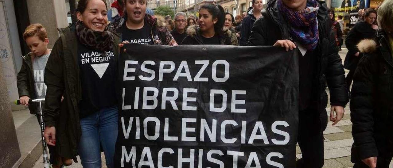 Miembros de la asociación de ayuda a víctimas de violencia de género, XTodas, en una manifestación en Vilagarcía. // Noé Parga