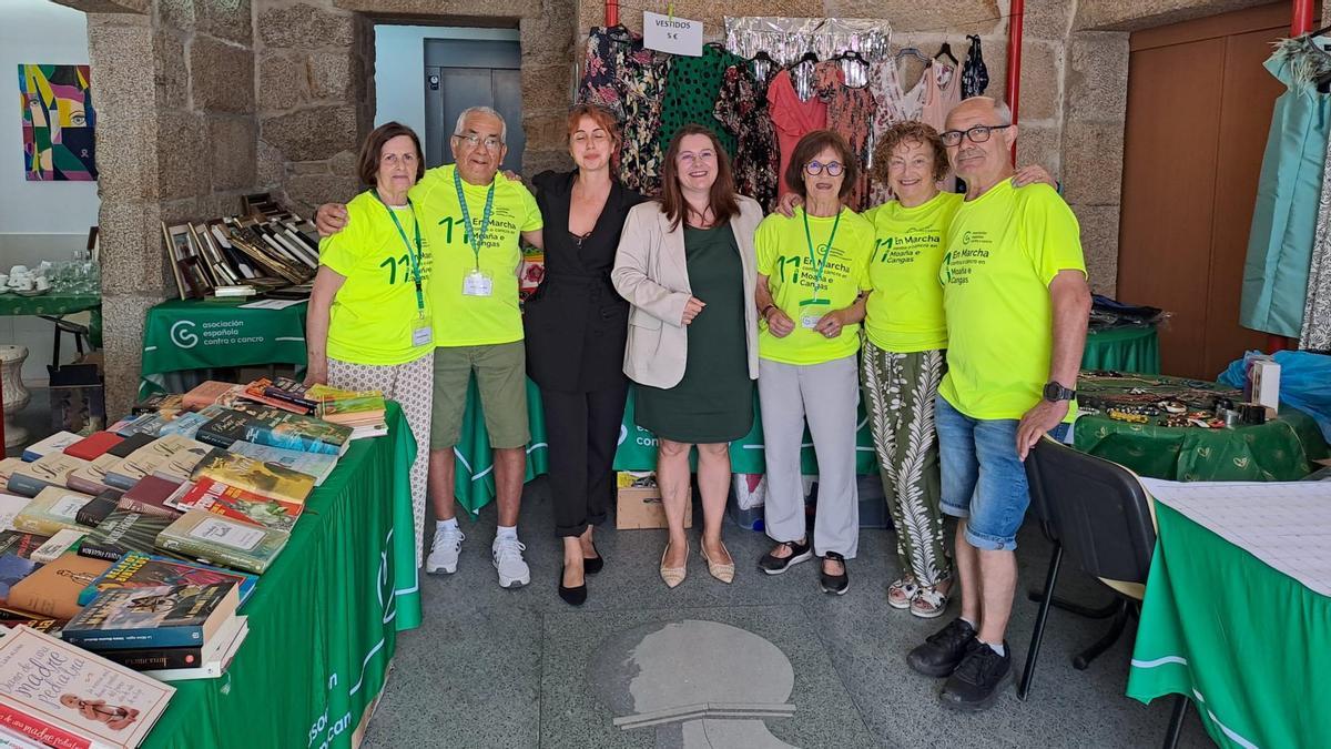 El mercado solidario de la Asociación Española contra el Cáncer, en la Casa da Bola, en Cangas.