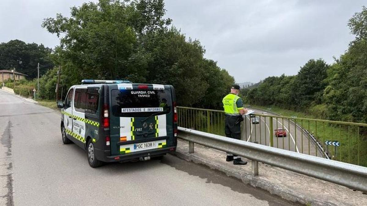 Un agente en el viaducto desde el que el investigado lanzaba los bloques de hormigón.