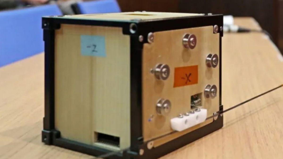 El diminuto satélite de madera ya vaga por el espacio cercano a la Tierra.