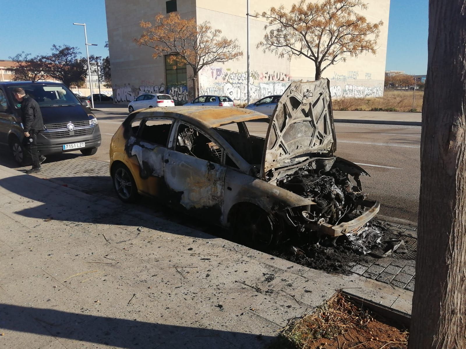 Incendian dos coches de madrugada en el Polígono de Levante de Palma